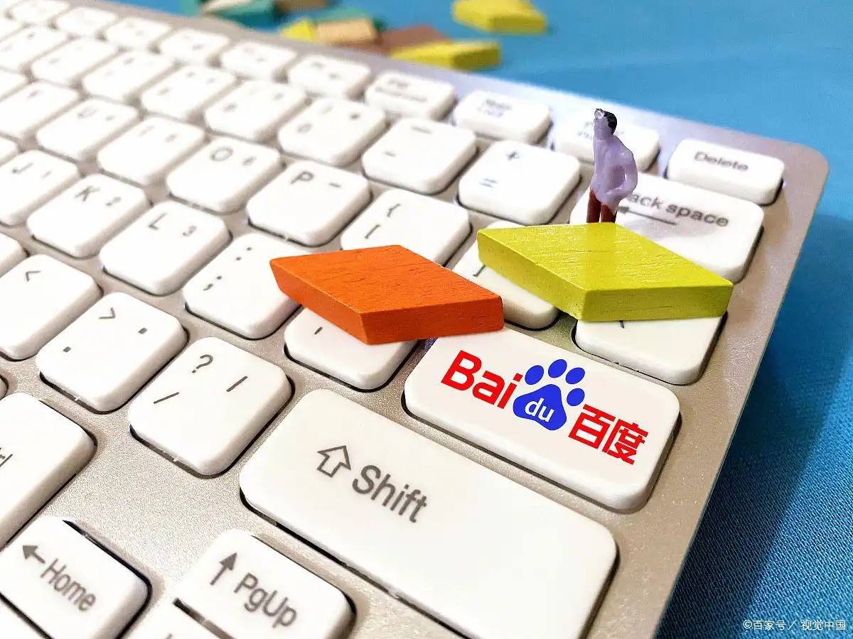 新娘出嫁路过已逝父亲坟前冒雨跪拜